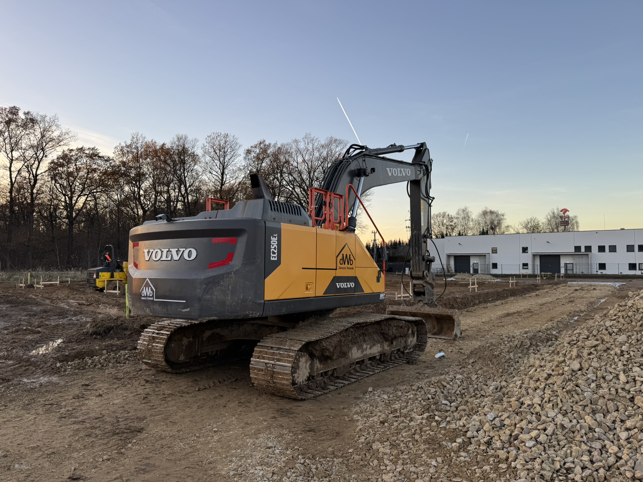 Koparka Gąsienicowa – wynajem i zlecenia, DWB Janusz Nowak, generalne wykonawstwo